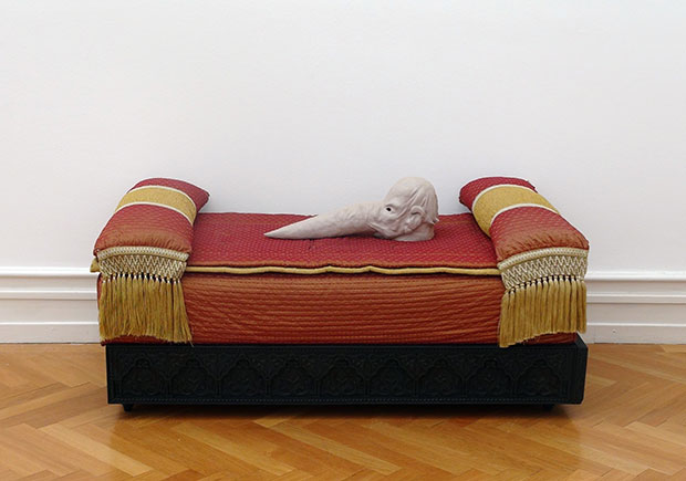 Denis Savary, Ostende, 2011. Holz, Textil, Elastomer, 67 x 153,5 x 76 cm, Kunstmuseum Bern, Stiftung Kunsthalle Bern, Kunstmuseum Bern, Foto: Denis Savary - 