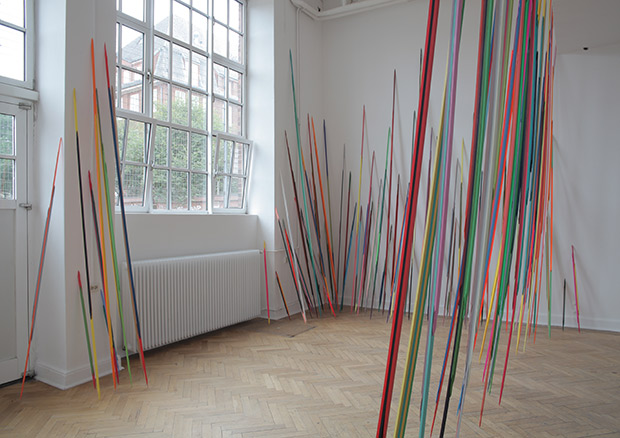 Kathrin Affentranger, Ohne Titel (Speere), 2014, Acryl auf Holz, Dimensionen variabel, Kunstmuseum Bern, Sammlung Stiftung GegenwART - © Foto: Rebekka Seubert