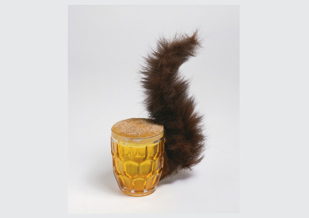 Meret Oppenheim (06.10.1913 - 15.11.1985), Eichhörnchen, 1969, Bierglas, Schaumstoff, Pelz, 21,5 x 13 x 7,5 cm. Kunstmuseum Bern - 
