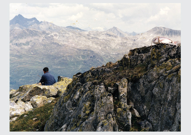 Terry Fox, Locus Harmonium, Furk’art 1990. Performance auf dem Weg zwischen Furkapass und Sidelengletscher
 - © Foto: Urs Fischer