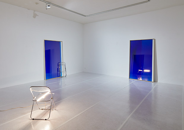 Manuel Burgener, Untitled, 2014, 3 Fotogramme, Stuhl, Glühlampe: MDF, Glas, Schrauben, Aluminium, Kunststoff, Chrom, Fotogramme je: 217 x 123,5 x 6,5 cm. Kunstmuseum Bern, Sammlung Stiftung GegenwART
 - 