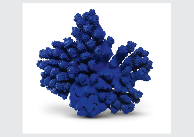 Yves Klein, Sculpture éponge 3, o.J., Reines Pigment und synthetisches Harz auf Schwamm oder Koralle, H 8,4 cm, B 18 cm, T 16,5 cm, Kunstmuseum Bern, Anne-Marie und Victor Loeb-Stiftung, Bern
 - © 2017 ProLitteris, Zürich