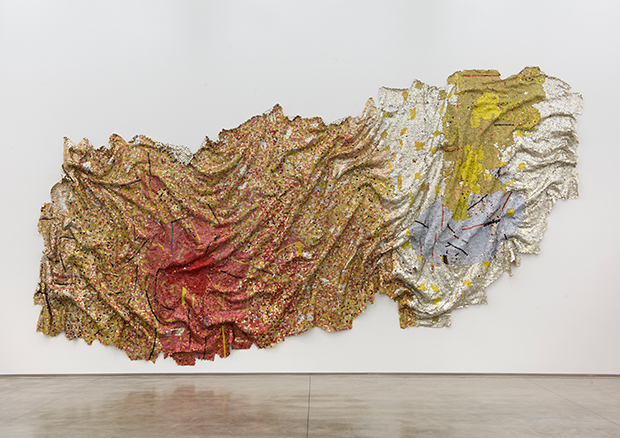 El Anatsui (*1944), Gravity and Grace, 2010, Aluminium und Kupferdraht, 482 x 1120 cm Collection of the Artist, Nsukka, Nigeria - © El Anatsui. Courtesy of the Artist and Jack Shainman Gallery, New York