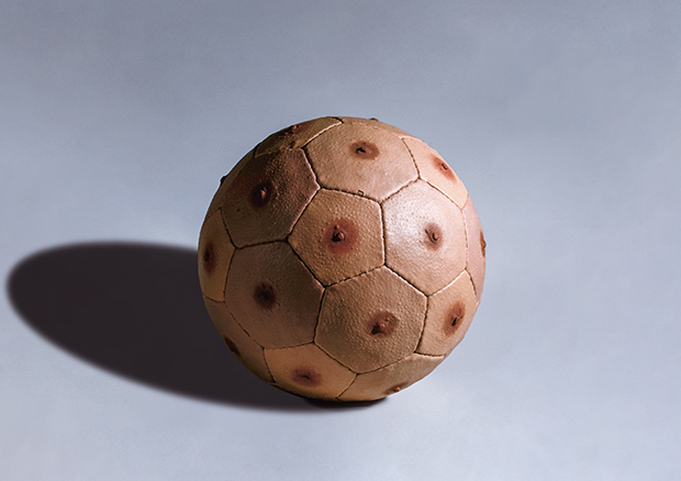 Nicola Costantino, Pelota de fútbol, 1999, From the series «Peletería humana» [Human Furriery],
Silicone and leather, Diameter: 21 cm, Courtesy: Daros Latinamerica Collection, Zürich, - © Foto: Peter Schälchli, Zürich © The artist