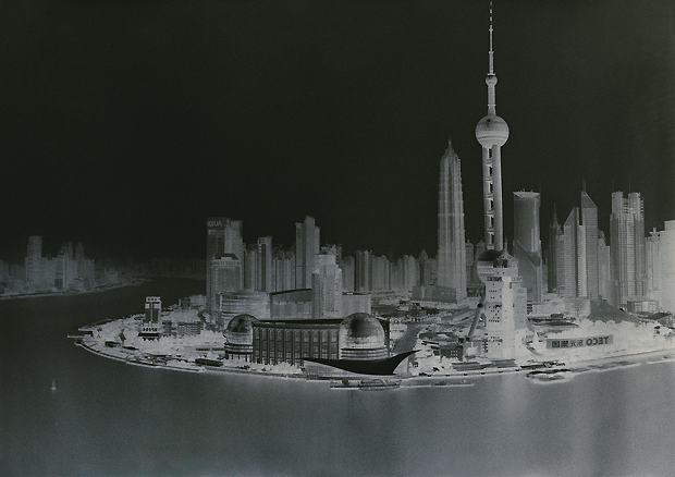 Shi Guorui, Shanghai, China, 15-16 October 2004, 2004, Schwarzweissfotografie, 129 x 440 cm. - © The Artist and Sigg Collection