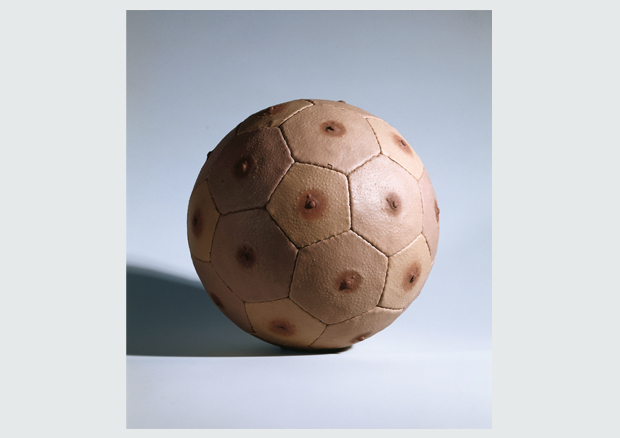 Nicola Costantino, Pelota de fútbol, 1999, From the series «Peletería humana» [Human Furriery], Silicone and leather, Diameter: 21 cm, Courtesy: Daros Latinamerica Collection, Zürich - © Foto: Peter Schälchli, Zürich © The artist