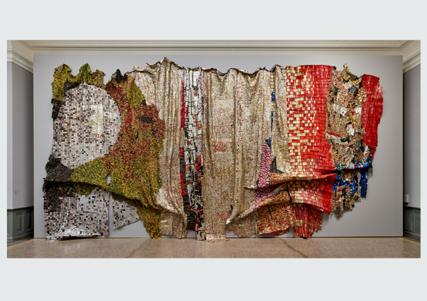 El Anatsui, In the World But Don¶t KnoZ the World, 2009, Aluminium und Kupferdraht, 560 x 1000 cm, Kunstmuseum Bern und Stedelijk
Museum Amsterdam. Erworben durch die Stiftung GegenwART, die Vereiniging Rembrandt (durch Zuschüsse ihres Titus Fonds, ihres
Themafonds Naoorlogse en Hedendaagse kunst und ihres Coleminks Fonds), den Mondriaan Fund und die BankGiro Loterij, mit besonderem
Dank an die SIGG COLLECTION
 - © El Anatsui