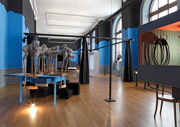 Yves Netzhammer, Das Reservat der Nachteile, Installationsarbeit mit Objekten, Vorhang und Filmen, 2010, Installationsansicht im Kunstmuseum Bern, Foto: Dominique Uldry. - © Yves Netzhammer und Galerie Anita Beckers, Frankfurt am Main