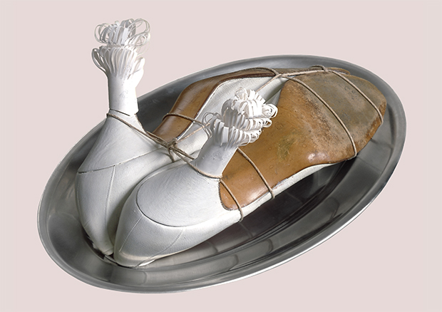 Meret Oppenheim, Ma gouvernante – my nurse – mein Kindermädchen, 1936/1967, Servierplatte aus Metall, Schuhe, Schnur, Papier, 14 × 33 × 21 cm. Moderna Museet, Stockholm - © ProLitteris Zurich, 2021 / Foto: Albin Dahlström