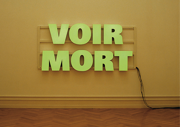 Rémy Zaugg,
VOIR MORT
(1991)
Acrylglas-
Leuchtschrift auf
Aluchassis, Kabel, 2
Transformatoren,
119 x 250 x 13.5
cm
2000, Ankauf der
Stiftung Kunsthalle
Bern - © Foto: Roland Aellig