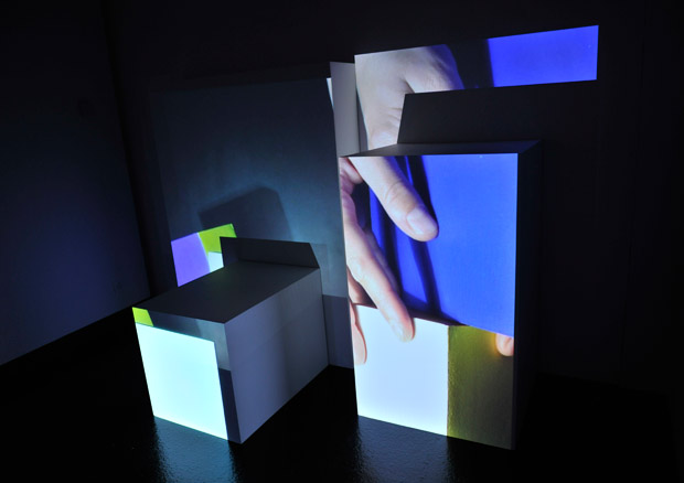 Livia Di Giovanna, Ohne Titel, 2011, Installation, 2 Beamer, 3 Holzkuben, 167 x 247 x 104 cm (Ausschnitt), Loop 6:14 Min., 2012 Ankauf Bernische Stiftung für Foto, Film und Video FFV - © The Artist