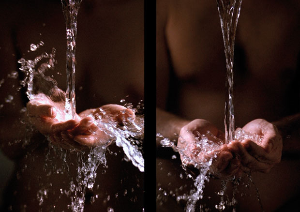 Bill Viola, Ablutions, 2005. Video-Diptychon, Farbe, Plasmabildschirm, 101.5 x 122 x 10.8 cm, 7:01 Minuten. Darstellende: Lisa Rhoden, Jeff Mills. Foto: Kira Perov
 - © Bill Viola Studio