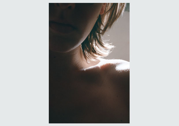 Marianne Müller, Gesicht (Gegenlicht), 1997. Farbfotografie, 180,0 x 121,0 cm. Kunstmuseum Bern, Schenkung Stiftung Kunst Heute - © Die Künstlerin